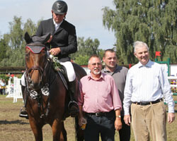 Bürgermeister Hermann Oldemeyer (r.), Sponsor Torsten Wiehn (m.) und Joachim Lenschow (Veranstalter) gratulieren André Plath zum 2. Platz im Großen Preis. Bürgermeister Hermann Oldemeyer (r.), Sponsor Torsten Wiehn (m.) und Joachim Lenschow (Veranstalter) gratulieren André Plath zum 2. Platz im Großen Preis.